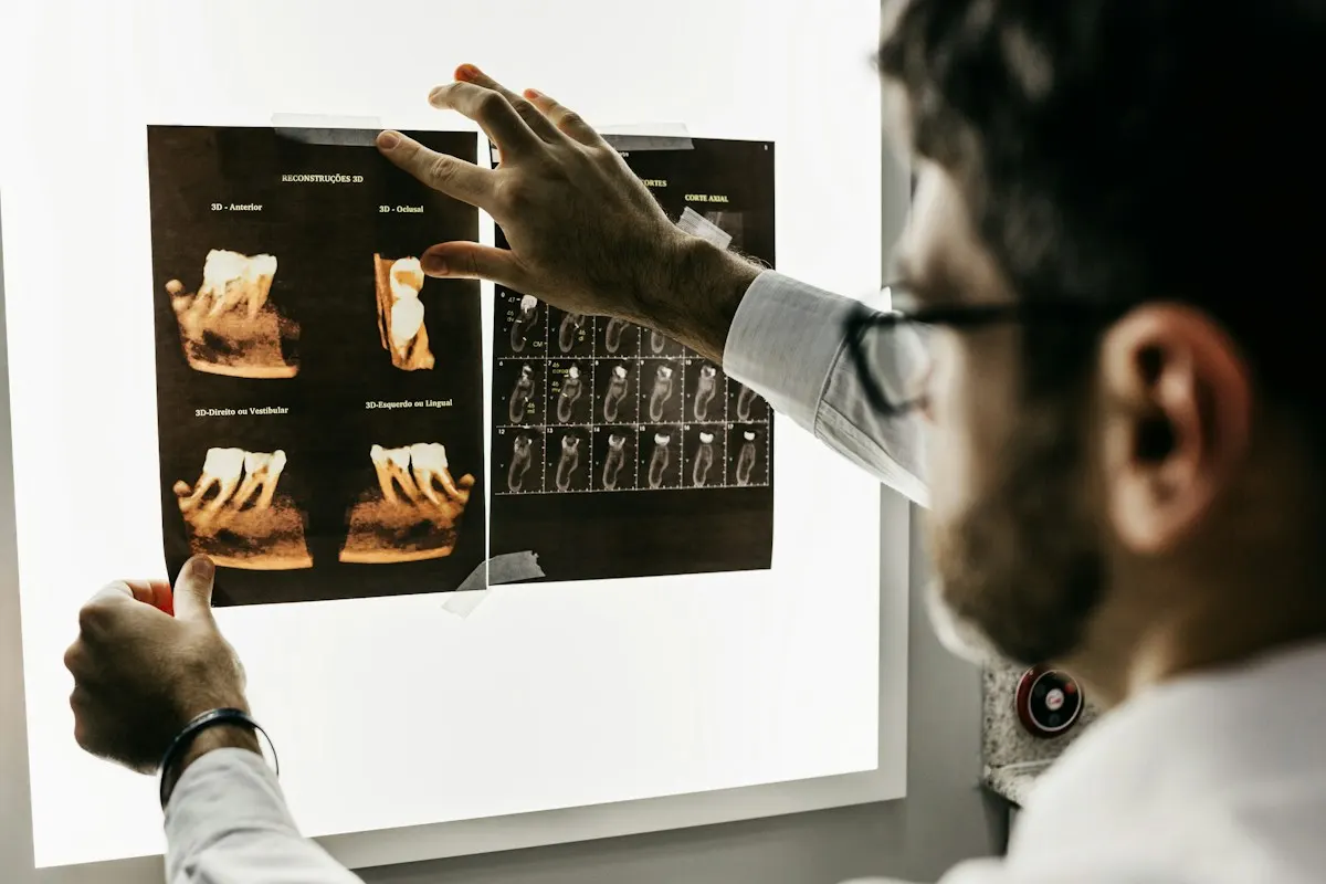 Hekim, ışıklı panoda diş tomografisini inceliyor